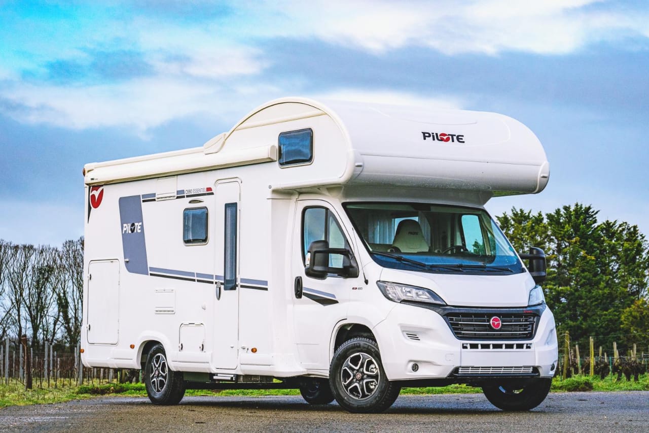 Rummelig og familievenlig alkove autocamper med flere sovepladser til komfortable rejser.