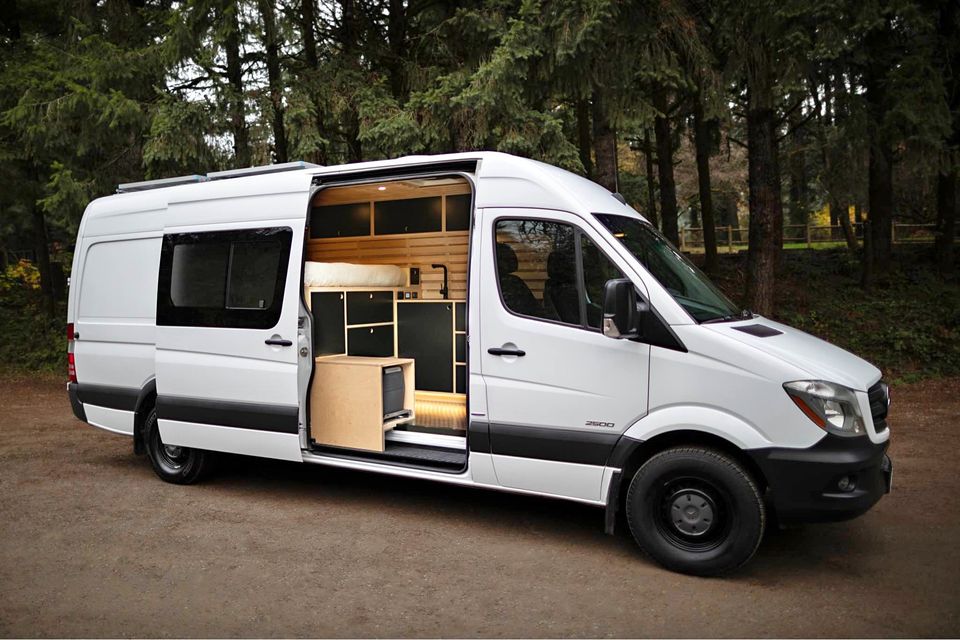 Kompakt og alsidig campervan, perfekt til nem og fri rejse.