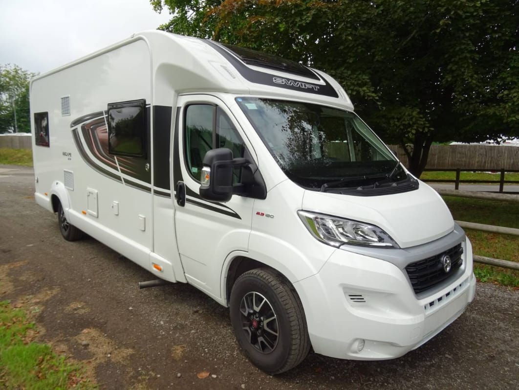 Moderne og aerodynamisk delintegreret autocamper med lavt forbrug og høj komfort.