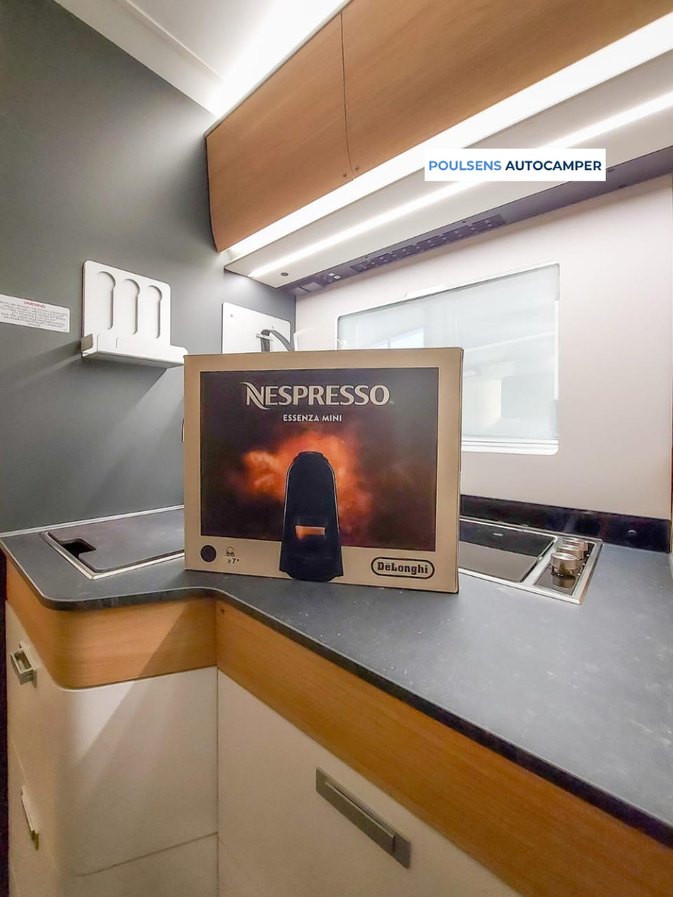 Cuisine du Adria Coral Plus 670 SL avec réfrigérateur