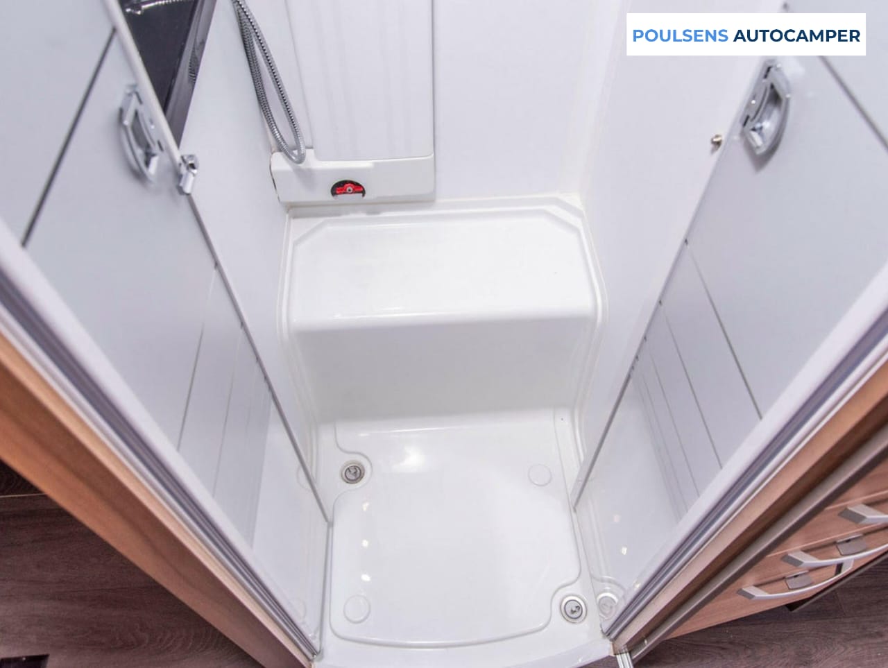 Salle de bain du Adria MATRIX 670 SC 2020 avec douche et WC chimique