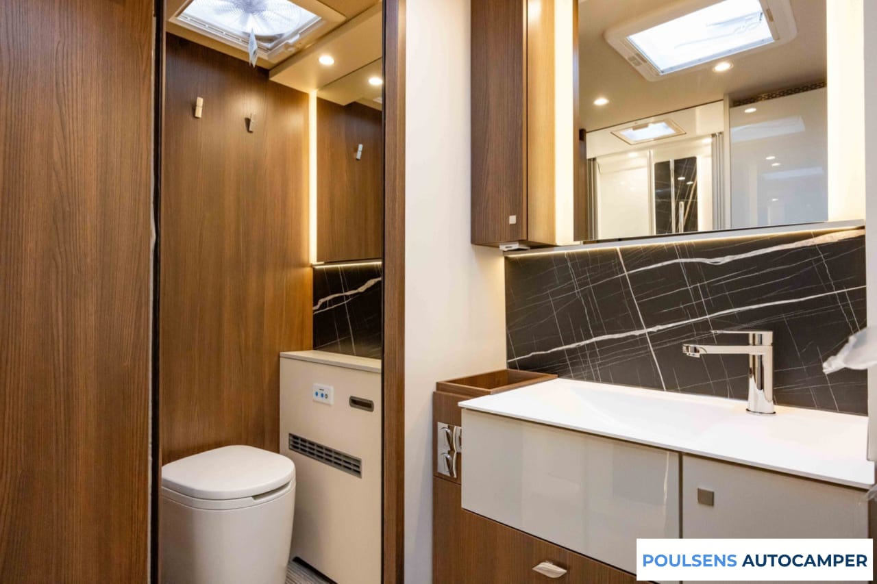 Salle de bain du Bürstner Elegance I 910 G 2023 avec douche séparée