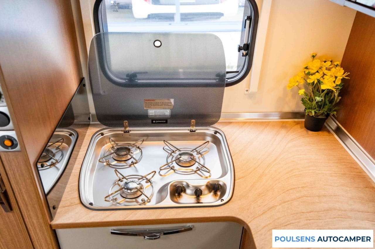 Cuisine du Bürstner Viseo I 707 2013 avec réfrigérateur et rangements