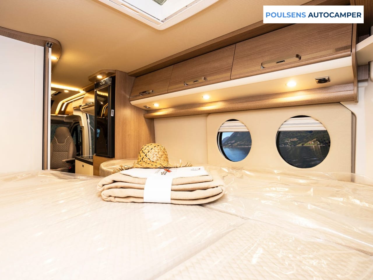 Espace couchage du camping-car urbain Carthago 640 LE CHARMING GT 2023 avec lits jumeaux, lit pavillon et dinette convertible