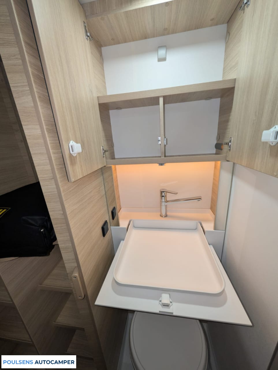 Salle de bain compacte du camping-car Challenger X150 2025 avec lavabo, rangements et toilettes intégrées