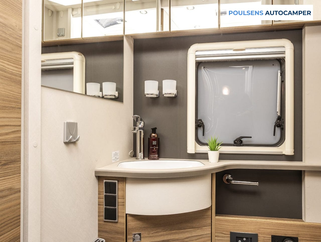 Salle de bain du camping-car intégré Dethleffs ALPA I 6820-2 2025 avec lavabo, douche séparée et rangements pratiques
