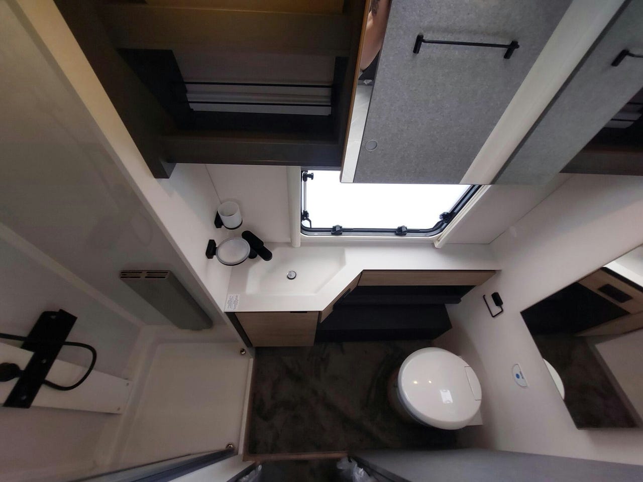 Salle de bain de la Dethleffs Beduin Scandinavia 550 BET