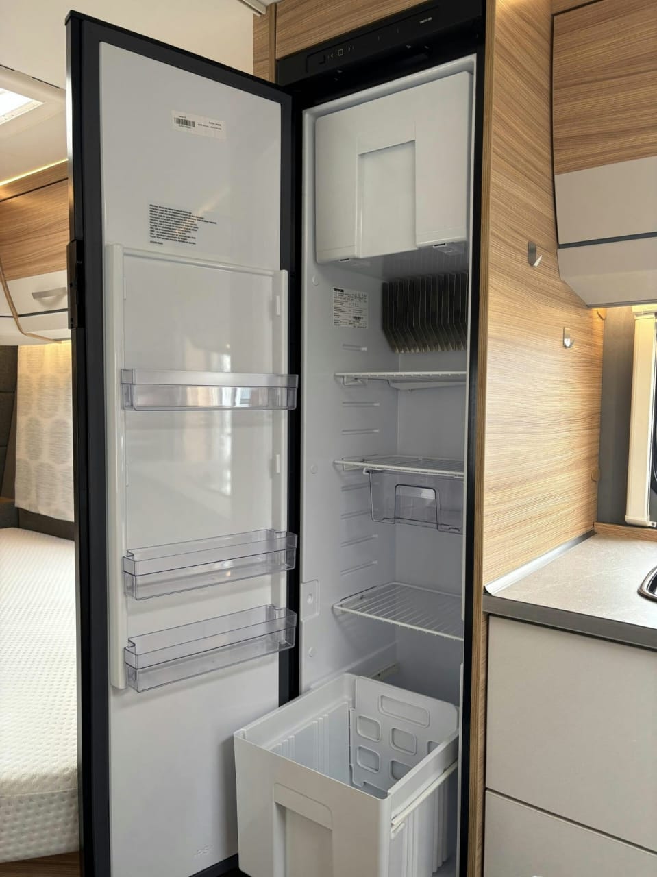 Cuisine de la Dethleffs Camper 530 FSK avec réfrigérateur 3 énergies