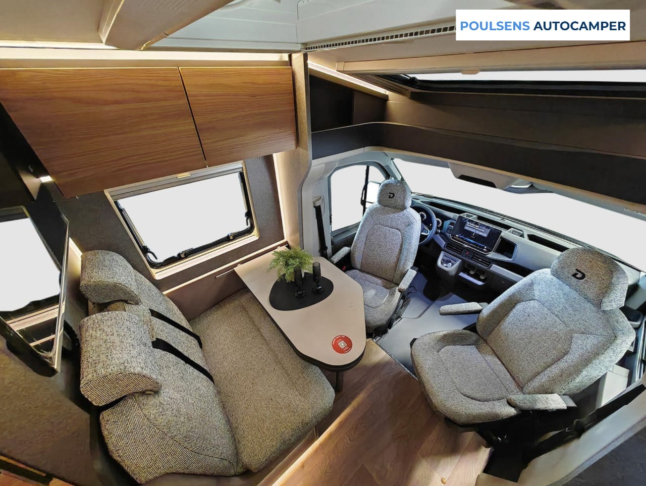 Salon intérieur du camping-car semi-intégré Dethleffs Globebus Performance T 46 4X4 2026 avec banquettes confortables et table centrale