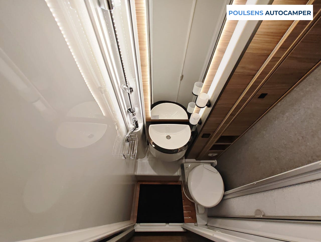 Salle de bain compacte du camping-car semi-intégré Dethleffs Globebus Performance T 46 4X4 2026 avec lavabo, rangements 