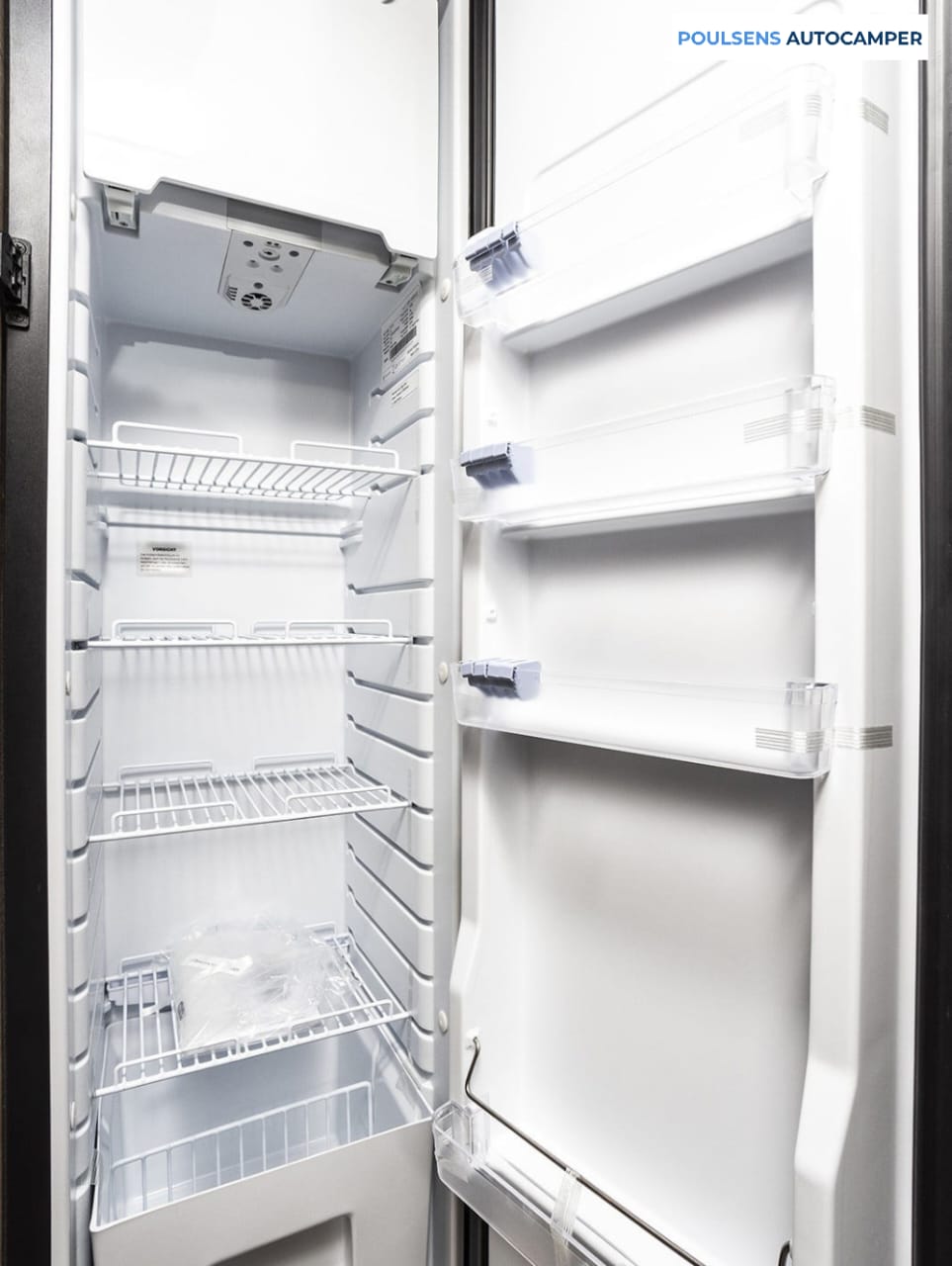 Cuisine du camping-car semi-intégré Dethleffs Globebus Camp Active T 4 2026 avec réfrigérateur pratique, rangements et éclairage LED