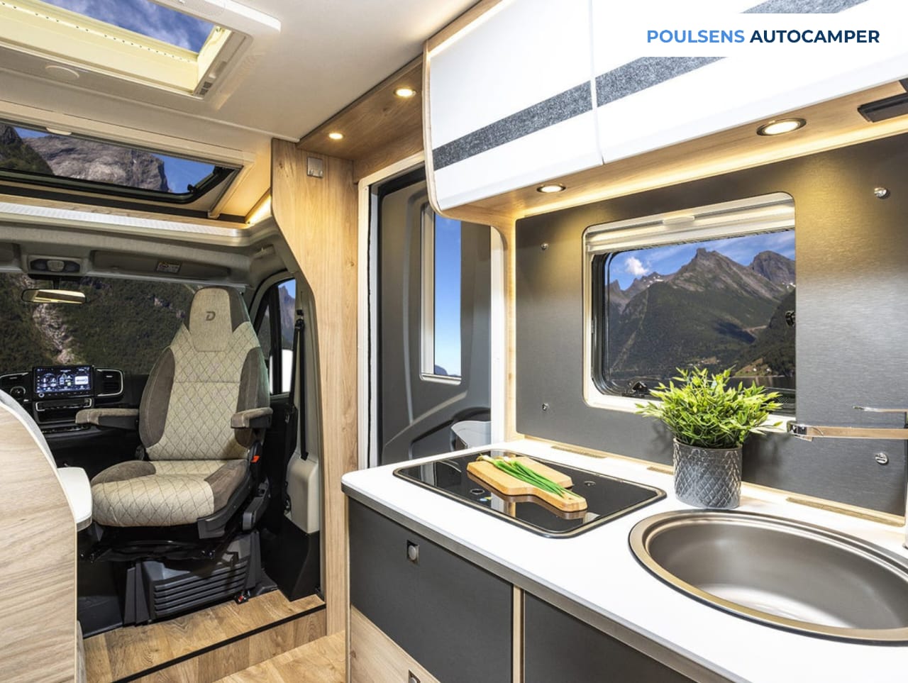 Cuisine du camping-car semi-intégré Dethleffs Globebus Camp Active T 4 2026 avec réfrigérateur pratique, rangements, fenêtre et éclairage LED