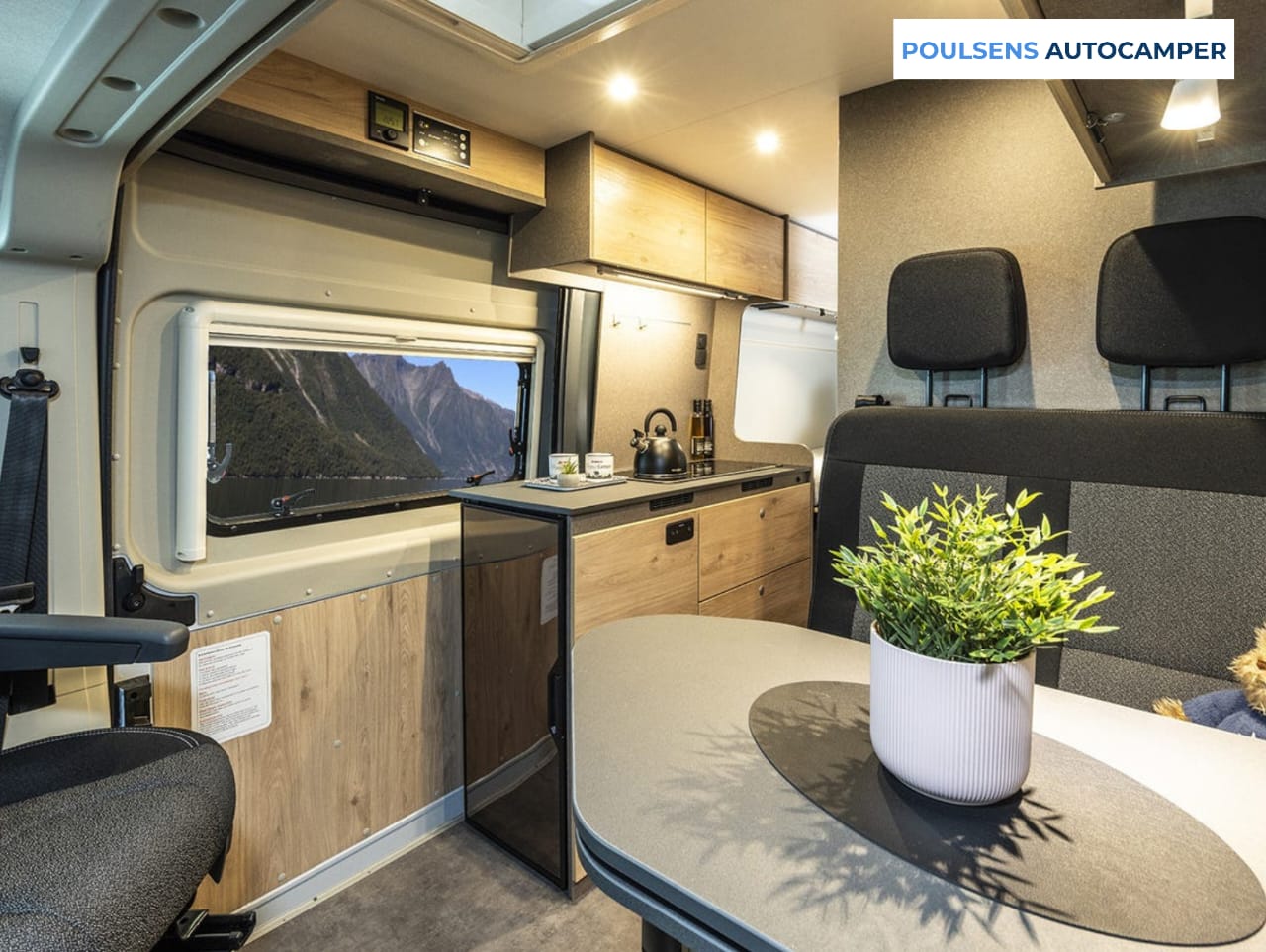 Salon intérieur du camping-car urbain Dethleffs Globetrail 640 ES 2026 avec banquettes confortables et table centrale