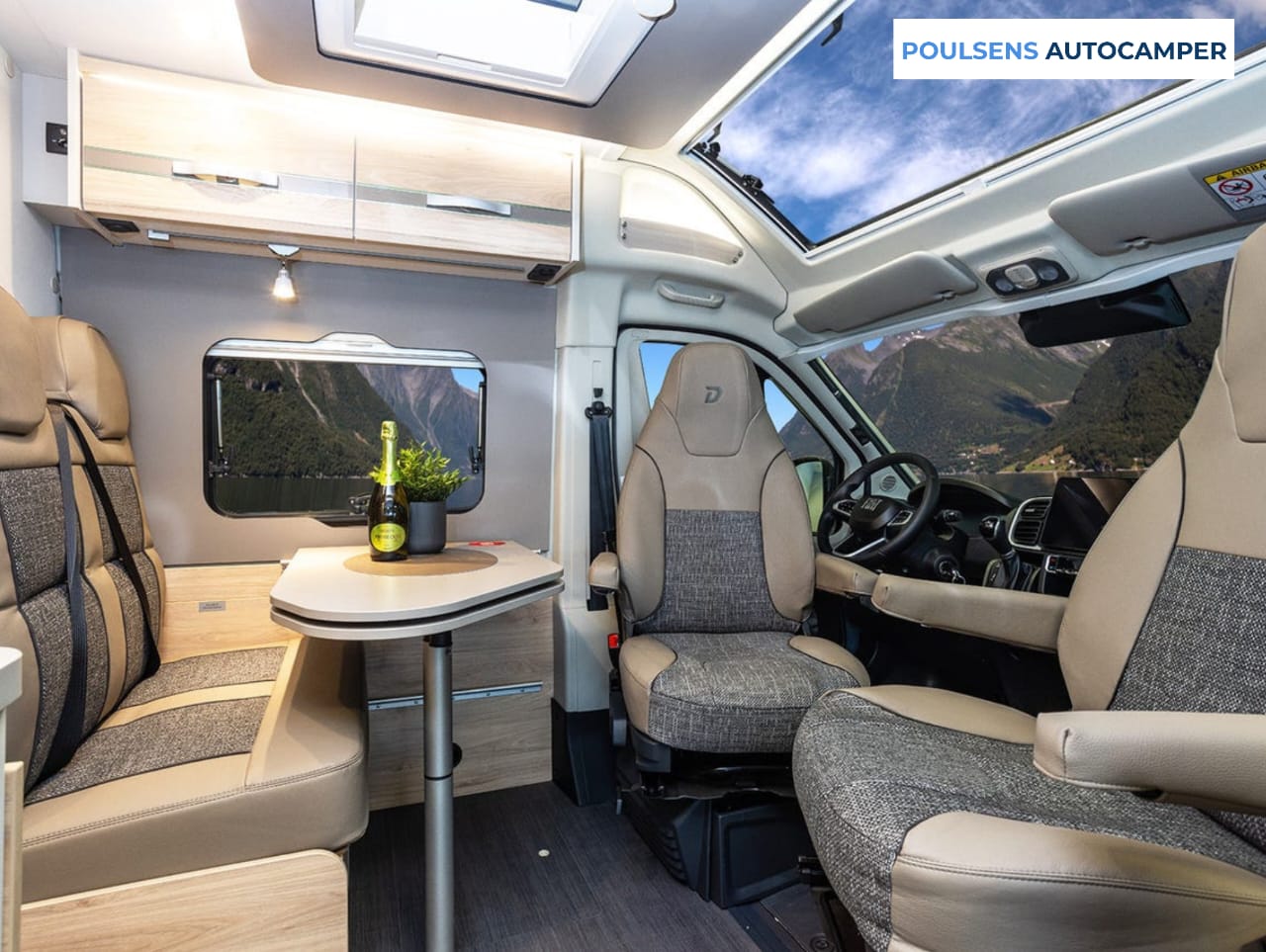 Salon intérieur du camping-car urbain Dethleffs GLOBETRAIL CVD 600 DS 2025 avec banquettes et éclairage LED
