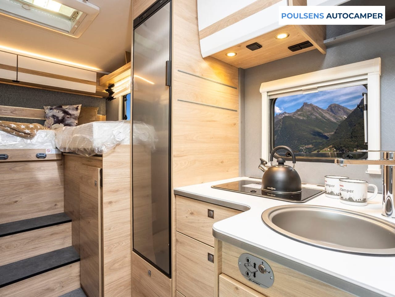 Cuisine du camping-car semi-intégré Dethleffs JUST CAMP T 6812 EB 2024 avec réfrigérateur et rangements
