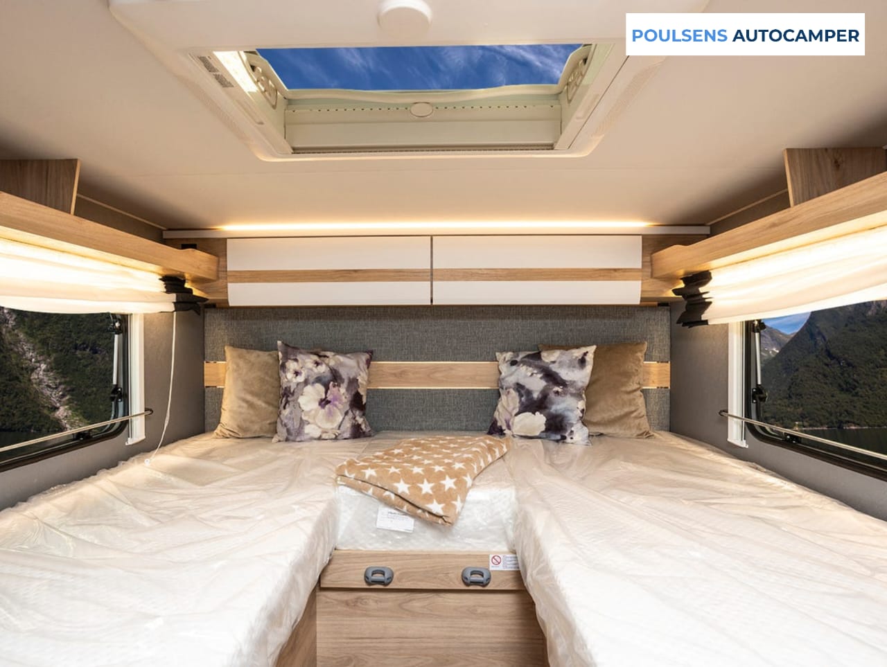 Espace couchage du camping-car semi-intégré Dethleffs JUST CAMP T 6812 EB 2024 avec lits jumeaux et lit pavillon rabattable