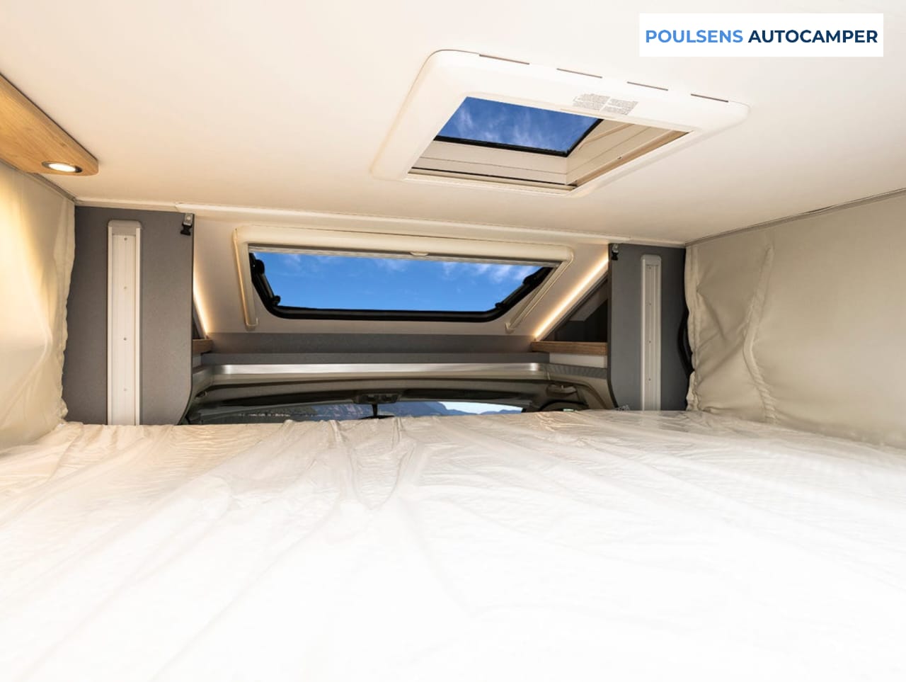 Espace couchage du camping-car semi-intégré Dethleffs JUST CAMP T 6812 EB 2024 avec lits jumeaux et lit pavillon rabattable