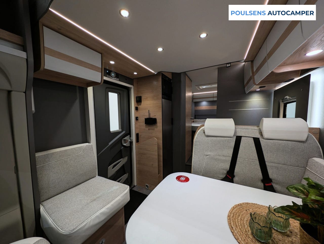Salon du camping-car semi-intégré Dethleffs Just Camp T 7052 2026 avec banquettes confortables et table autoportante