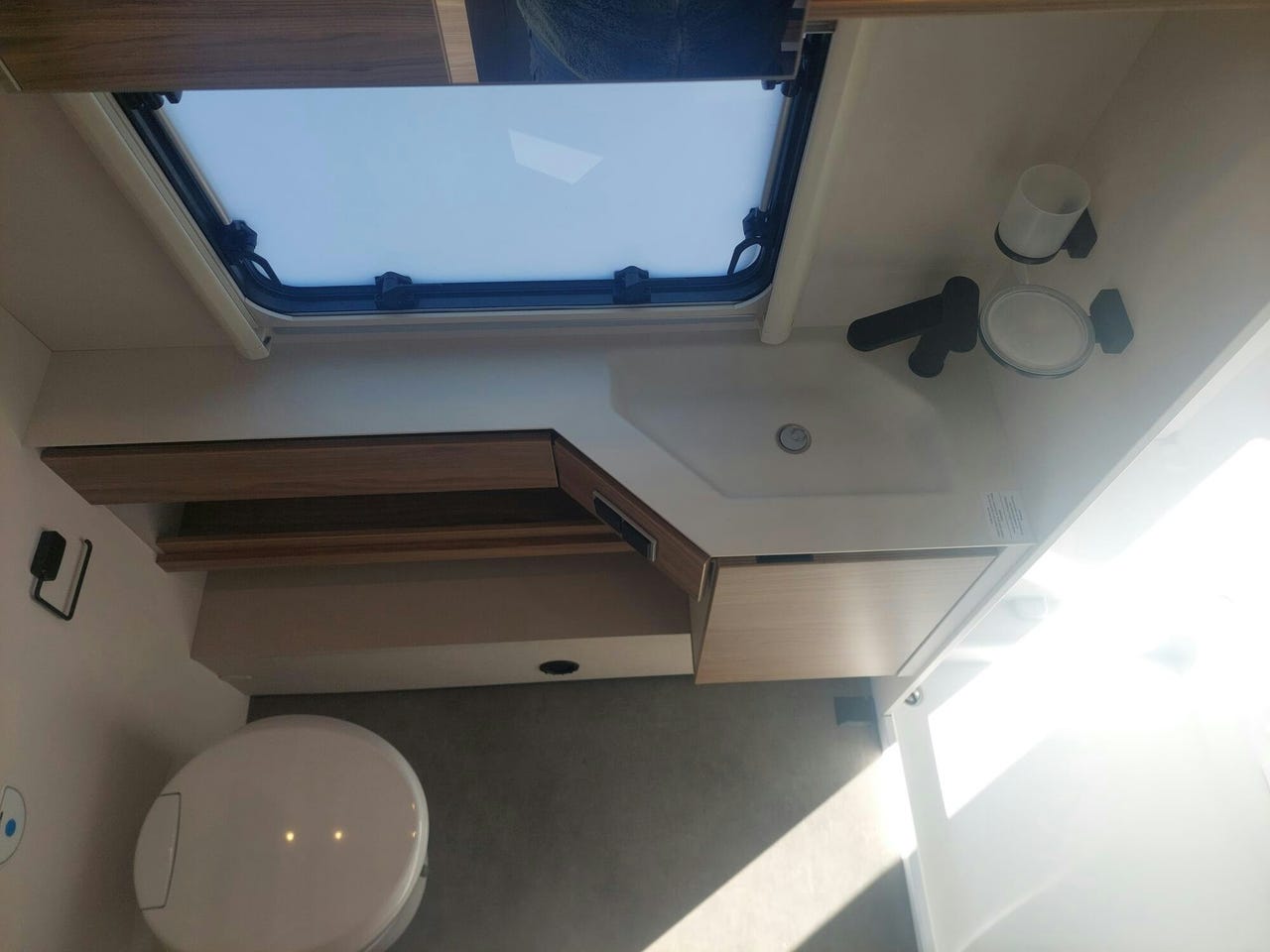 Salle de bain de la Dethleffs Nomad 490 EST