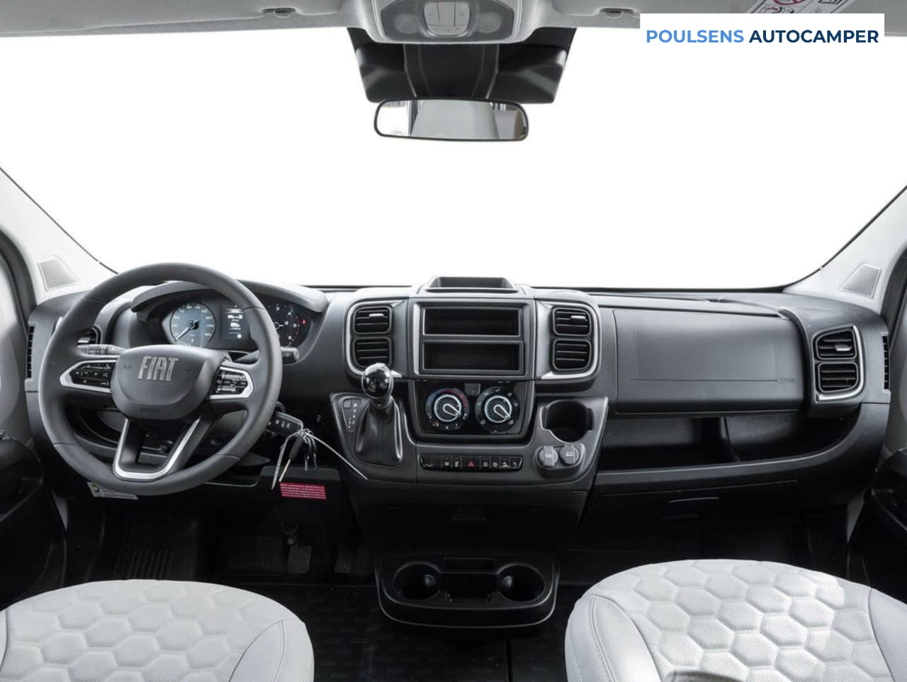 Cabine avant du camping‑car Etrusco T 7.4 SB 2026 avec sièges pilote et tableau de bord Fiat