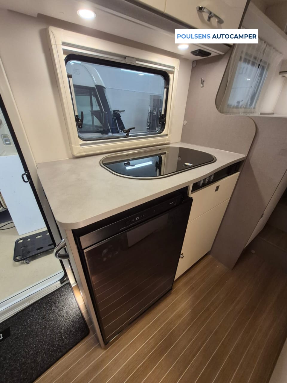 Cuisine du camping-car semi-intégré Etrusco V6.6 SF 2023 d’occasion avec réfrigérateur et rangements
