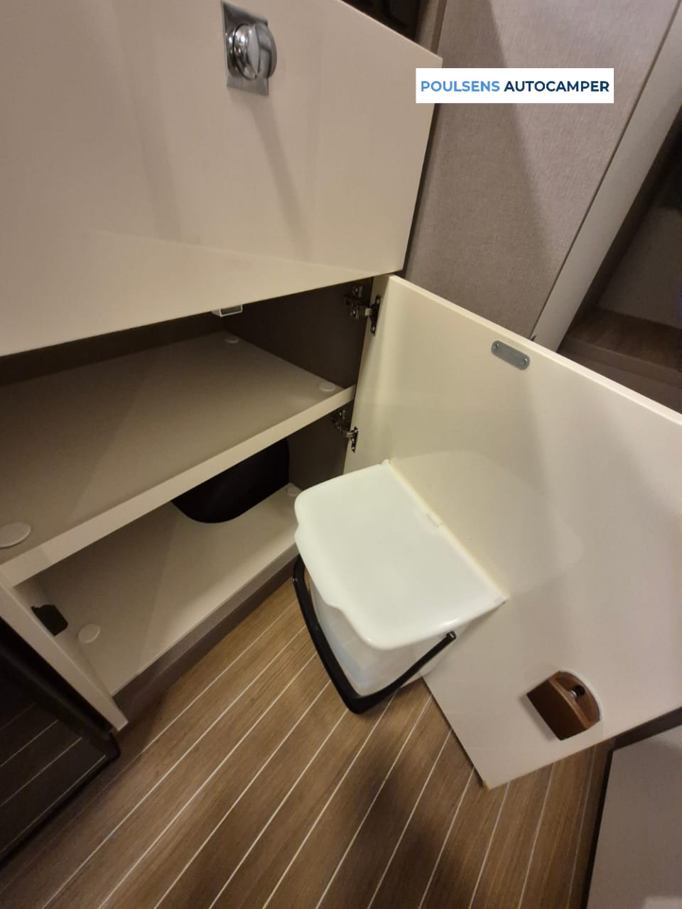 Salle de bain compacte du camping-car semi-intégré Etrusco V6.6 SF 2023 d’occasion avec toilettes fixes et lavabo