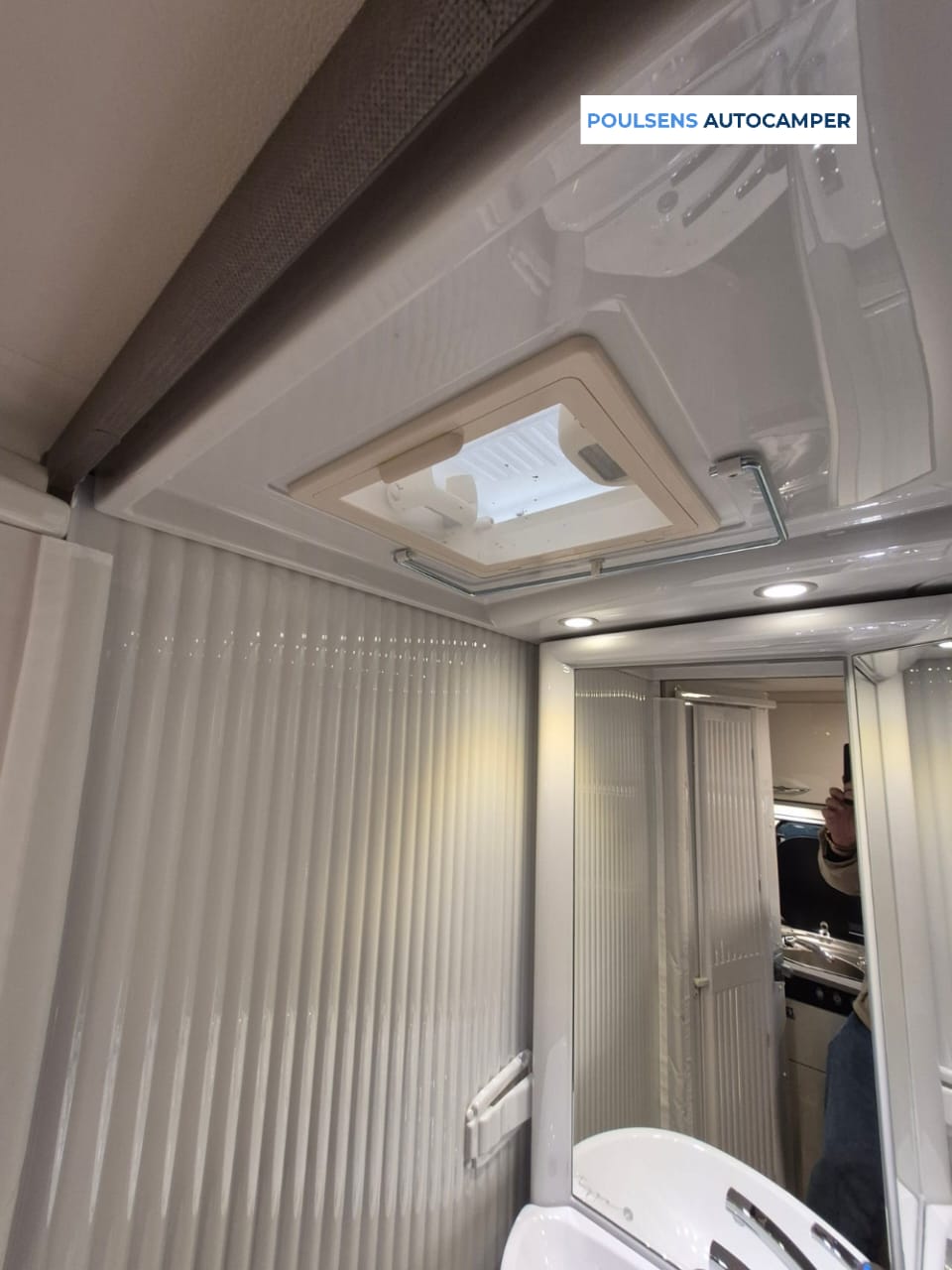 Salle de bain compacte du camping-car semi-intégré Etrusco V6.6 SF 2023 d’occasion avec toilettes fixes et lavabo