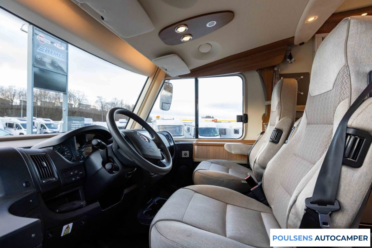 Cabine avant du Hymer B 588 PL 2015 avec tableau de bord Fiat