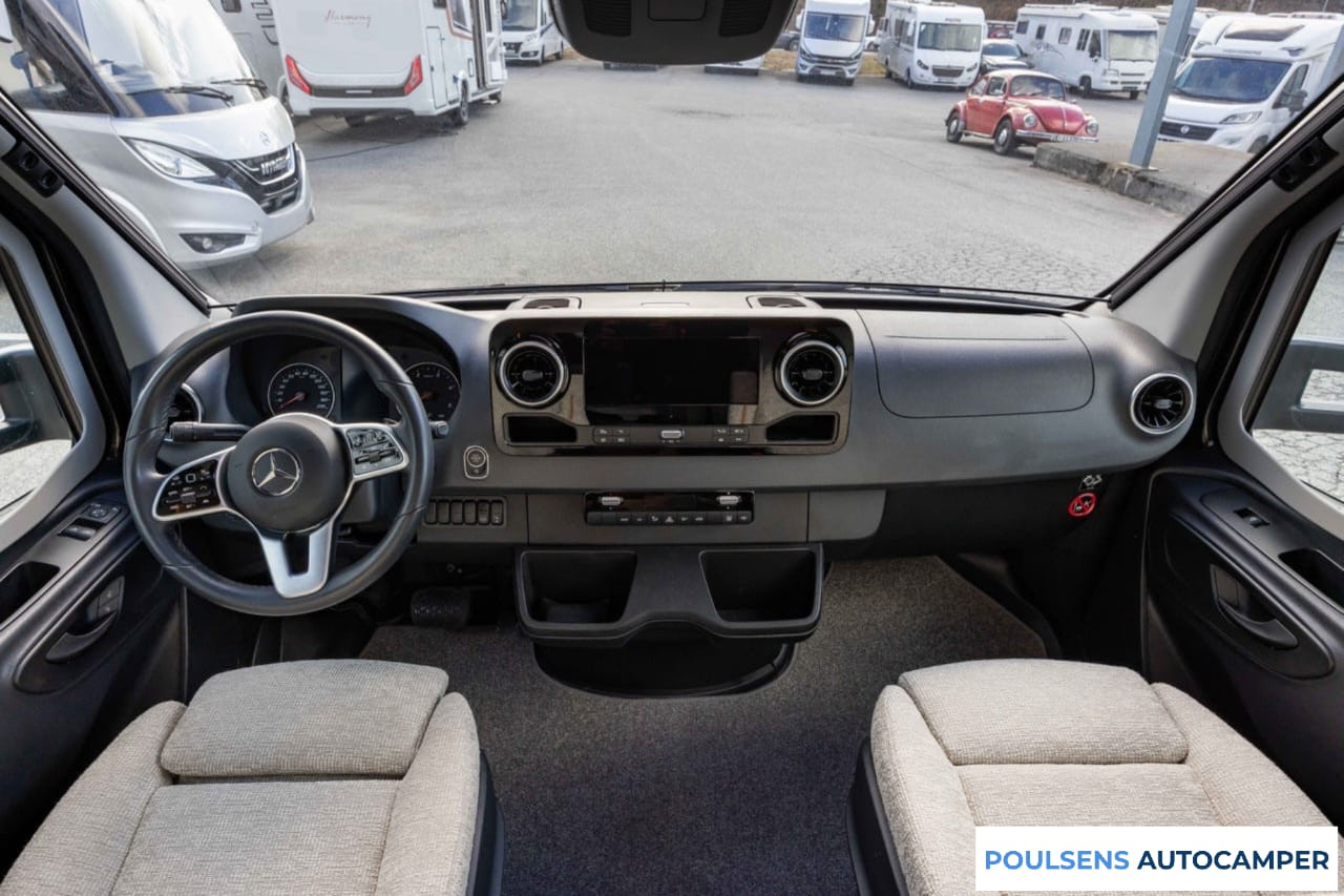 Cabine avant du Hymer BMC T 580 2022 avec tableau de bord Mercedes