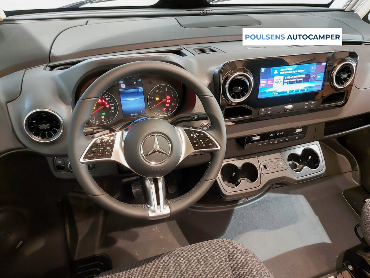 Cabine avant du Hymer B‑ML I 880 BlackLine 2026 avec tableau de bord Mercedes