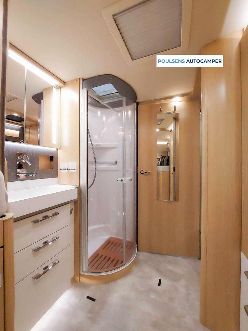 Salle de bain du Hymer B‑ML I 880 BlackLine 2026