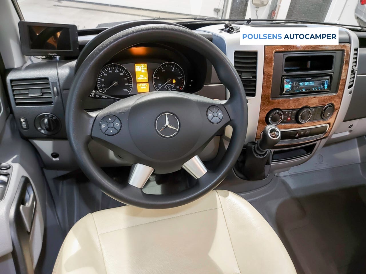 Cabine avant du Hymer MLT 580 avec tableau de bord Mercedes