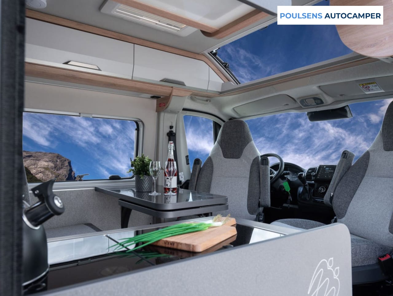Salon intérieur du camping-car urbain Knaus BOXLIFE PRO 600 STREET 2025 avec banquettes et moquette