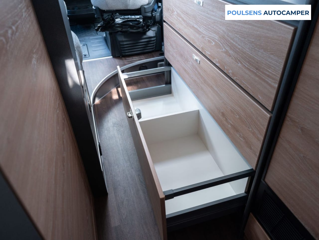Cuisine du camping-car urbain Knaus BOXLIFE PRO 600 STREET 2025 avec réfrigérateur à compresseur et rangements