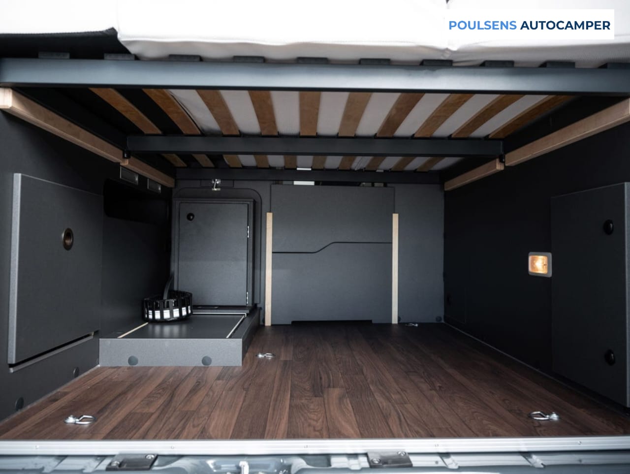 Espace couchage du camping-car urbain Knaus BOXLIFE PRO 600 STREET 2025 avec lit transversal arrière et lit d’appoint dinette