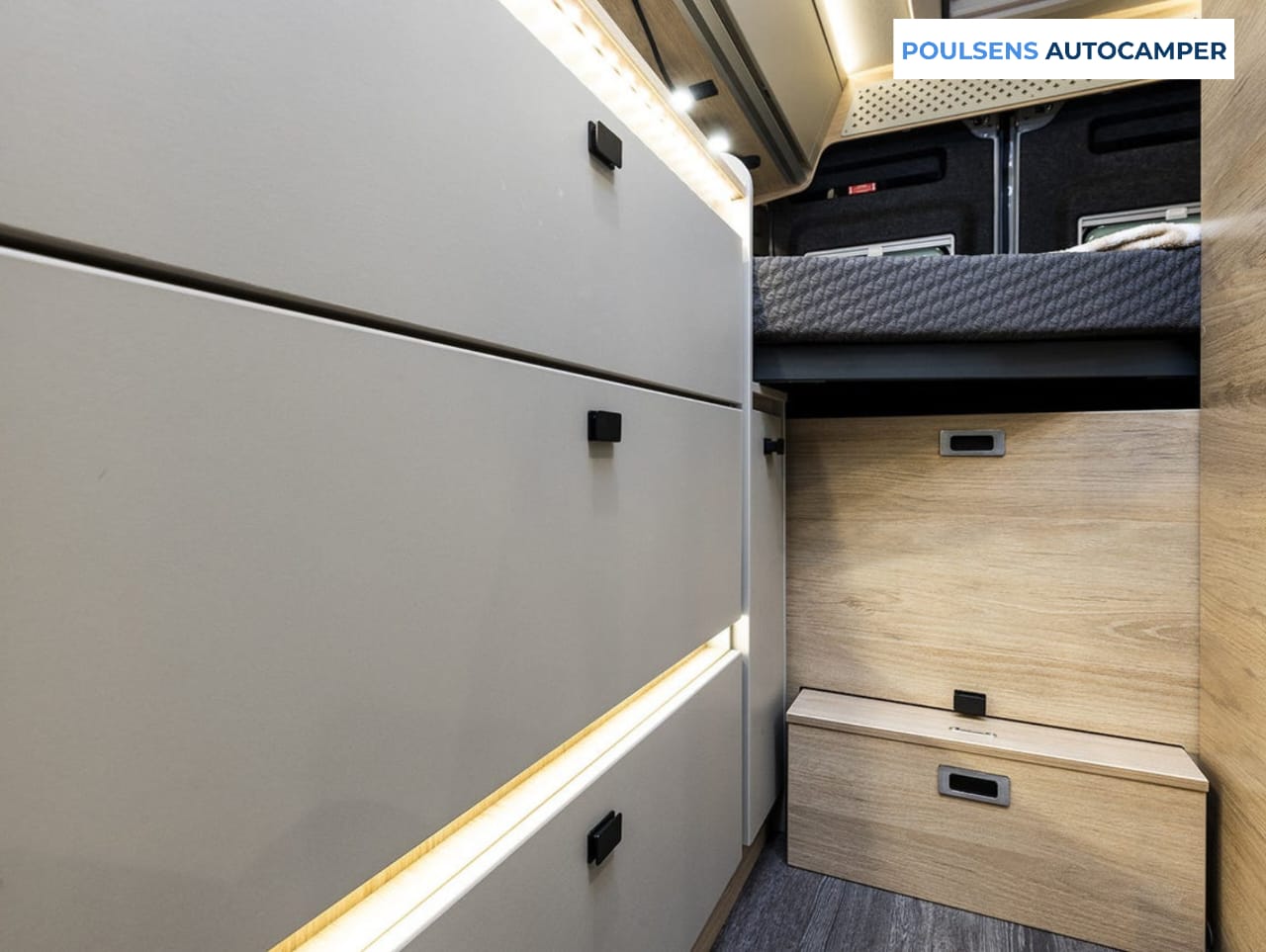 Cabine avant du camping-car urbain Knaus BOXTIME 600 MQ 2026 avec sièges pilote et tableau de bord Fiat
