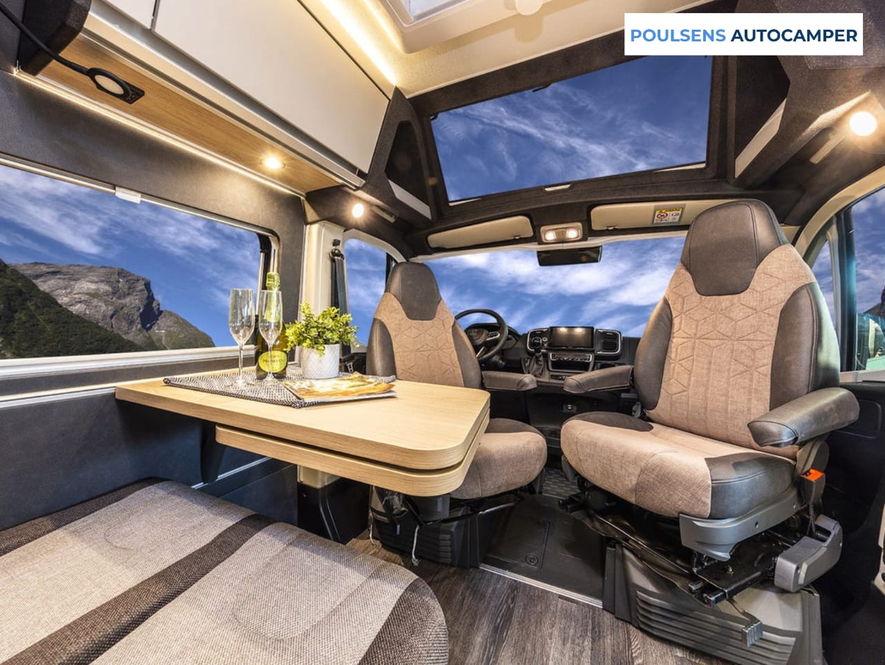 Salon intérieur du camping-car urbain Knaus BOXTIME 600 MQ 2026 avec banquettes et éclairage LED