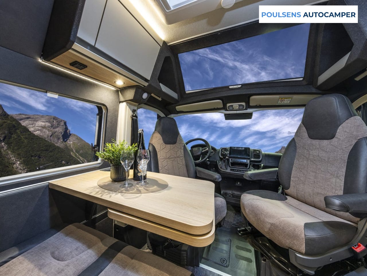 Salon intérieur du camping-car urbain Knaus BOXTIME 630 ME 2026 avec banquettes et éclairage LED
