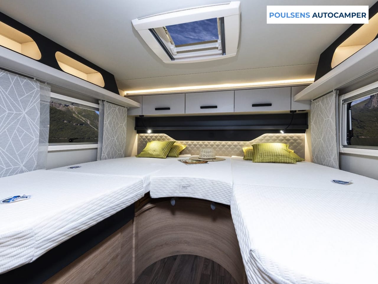 Espace couchage du camping-car semi-intégré Knaus LIVE TI 700 MEG Platinum Selection 2026 avec lits jumeaux