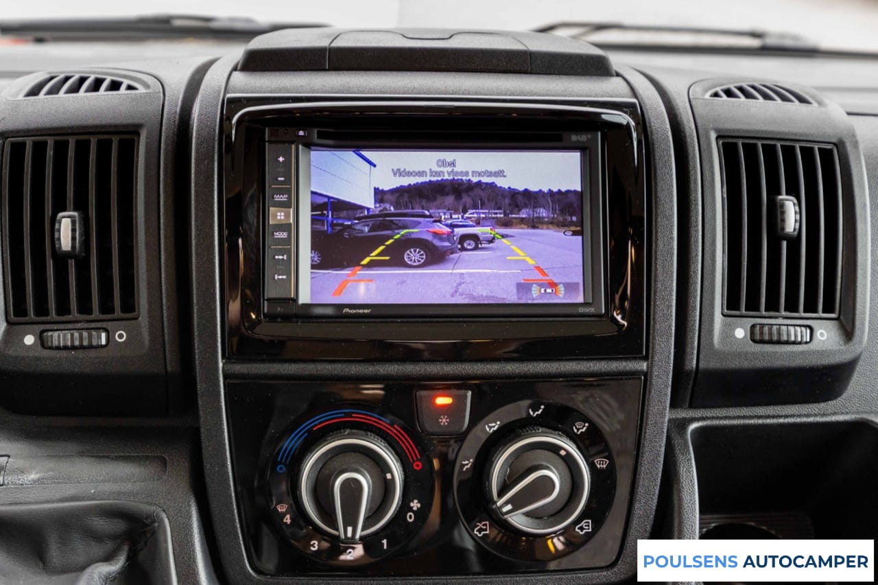 Cabine avant du Knaus SKY I 700 2017 avec tableau de bord Fiat