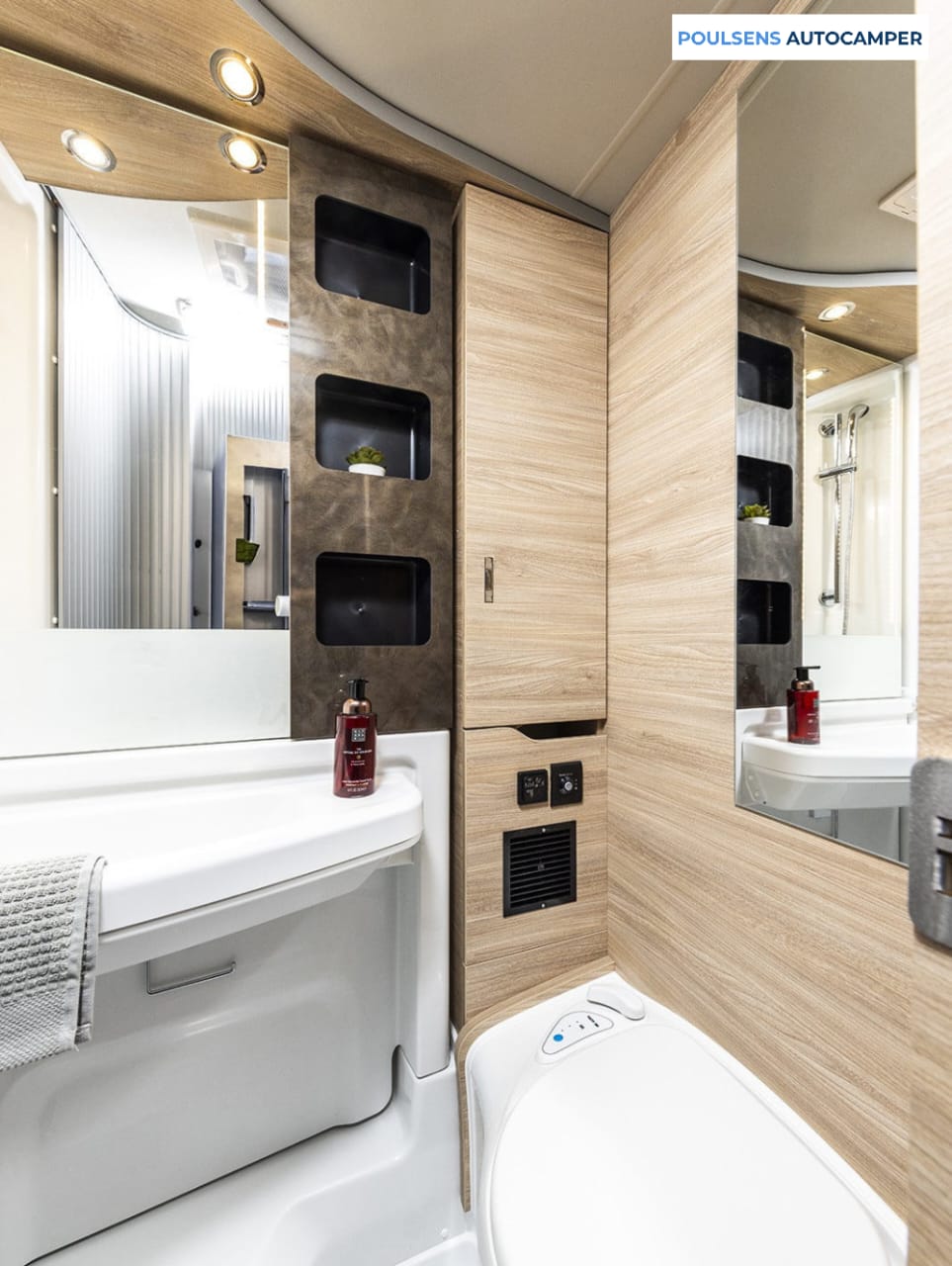 Salle de bain du camping-car semi-intégré Knaus VAN TI PLUS 650 MEG Platinum Selection 2026 avec douche et lavabo