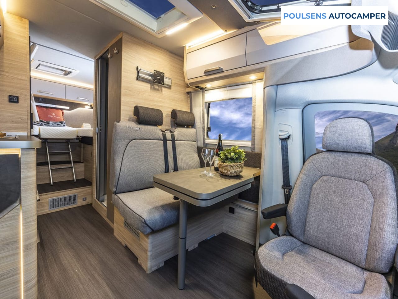 Salon intérieur du camping-car semi-intégré Knaus VAN TI PLUS 650 MEG Platinum Selection 2026 avec banquettes et éclairage LED