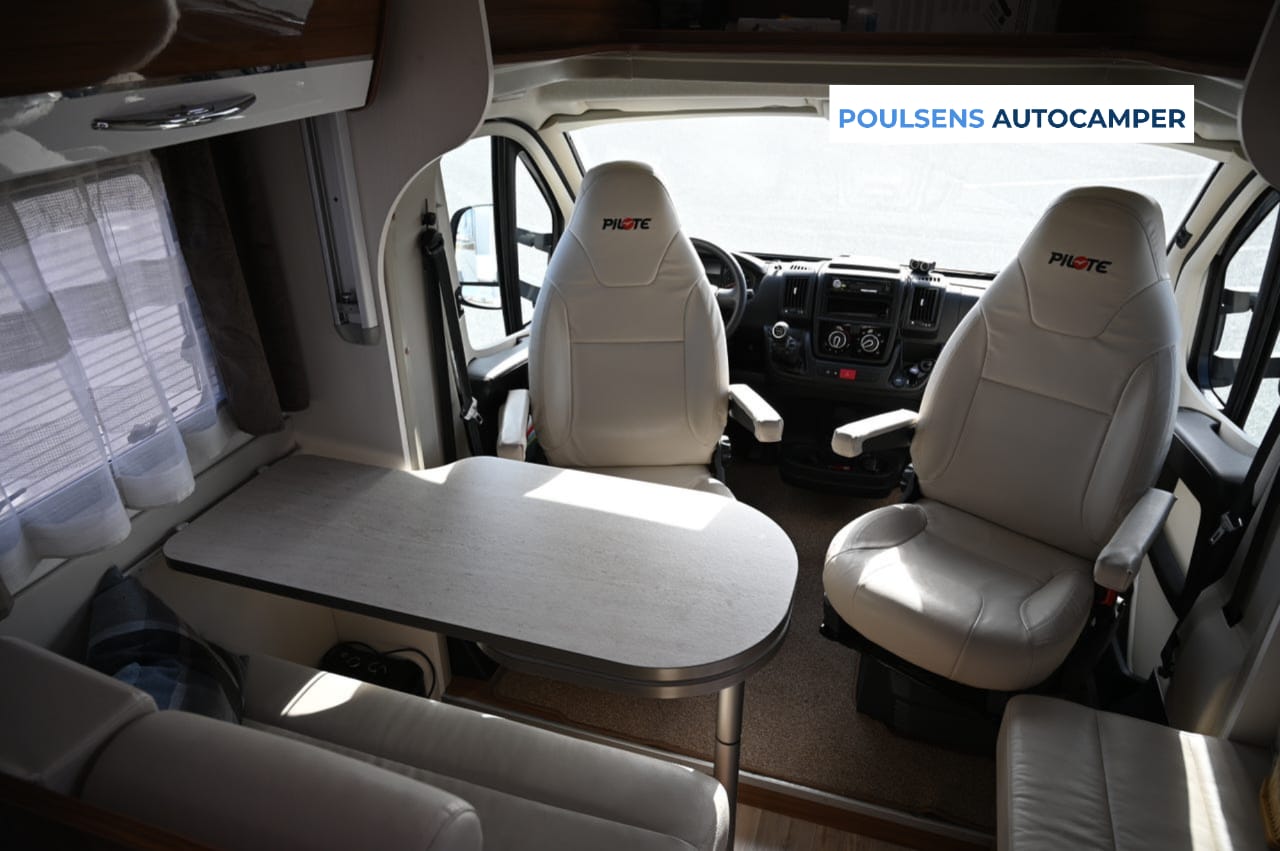 Salon intérieur du Pilote P706 Essentiel