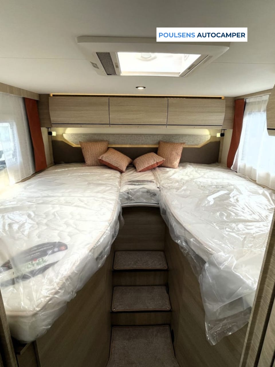 Espace couchage du Rapido 866F avec lit central et lit pavillon