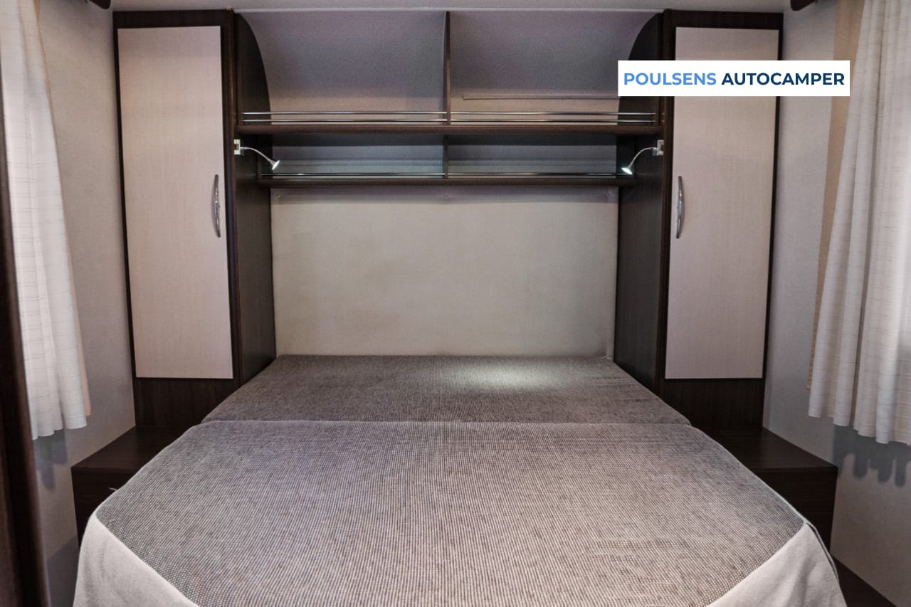 Espace couchage du Rimor 97F3 avec lit pavillon