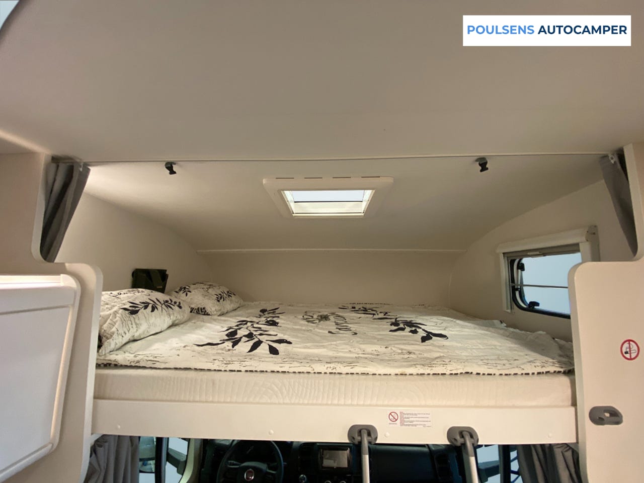Espace couchage du Sunlight A68 avec alcôve