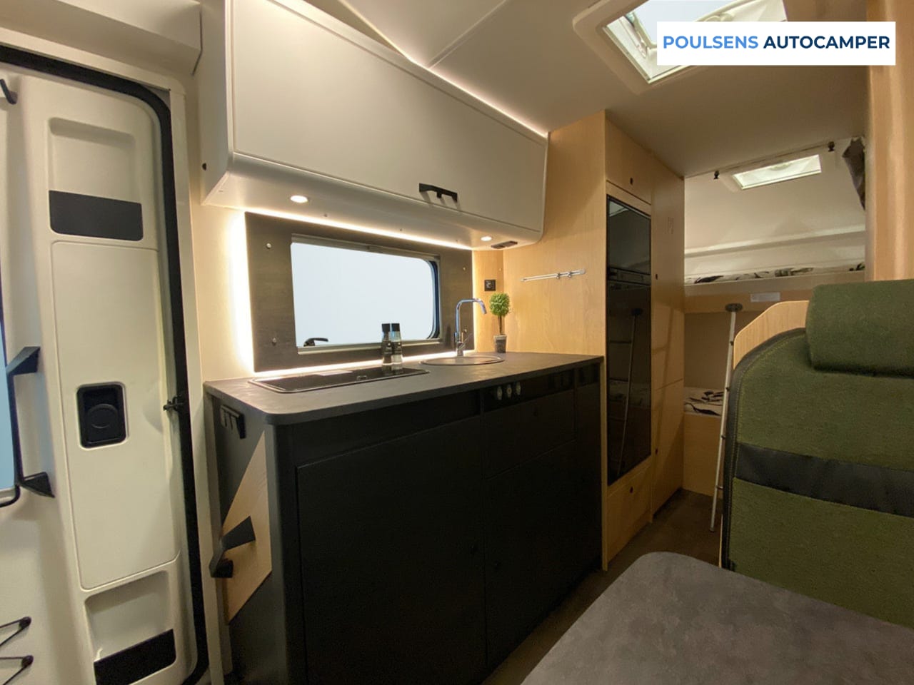 Cuisine du Sunlight A68 avec réfrigérateur et congélateur