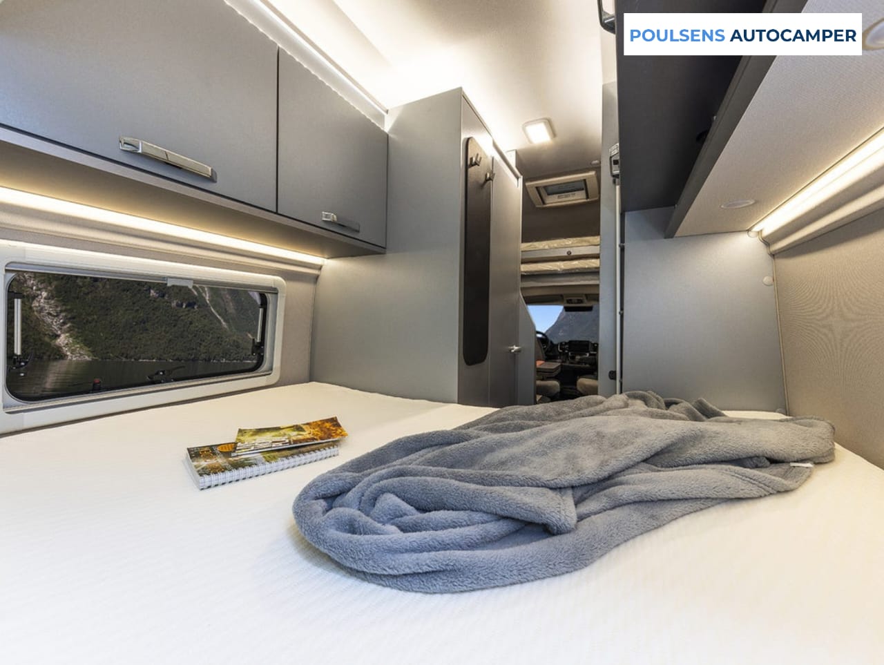 Espace couchage du camping-car urbain Weinsberg CARABUS Grey Edition Fire 600 MQH 2026 avec lit transversal arrière, lit pavillon et matelas supérieur