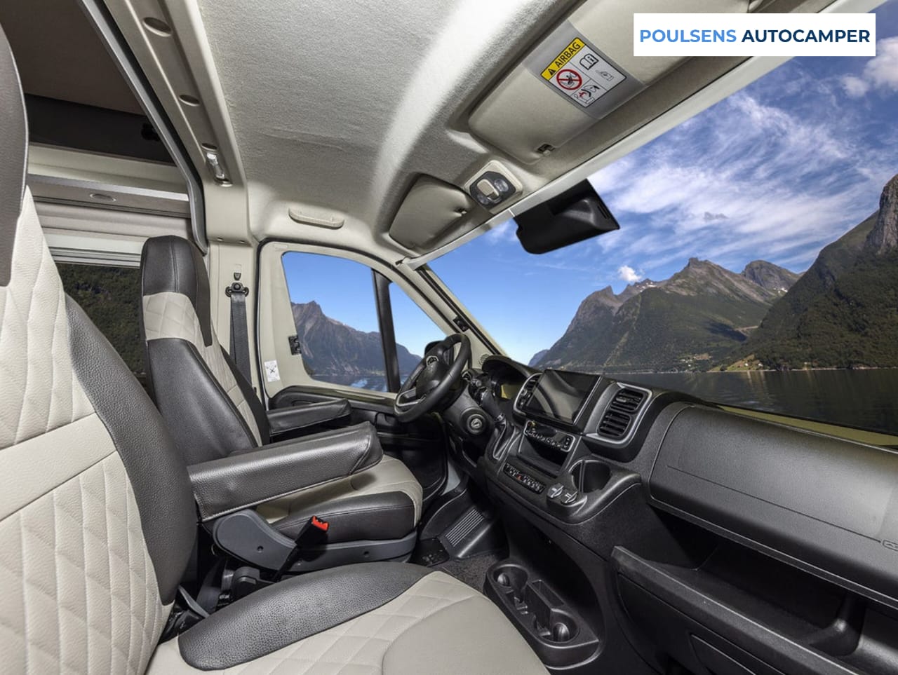 Cabine avant du camping-car urbain Weinsberg CARABUS Grey Edition Fire 600 MQH 2026 avec sièges pilote et tableau de bord Fiat