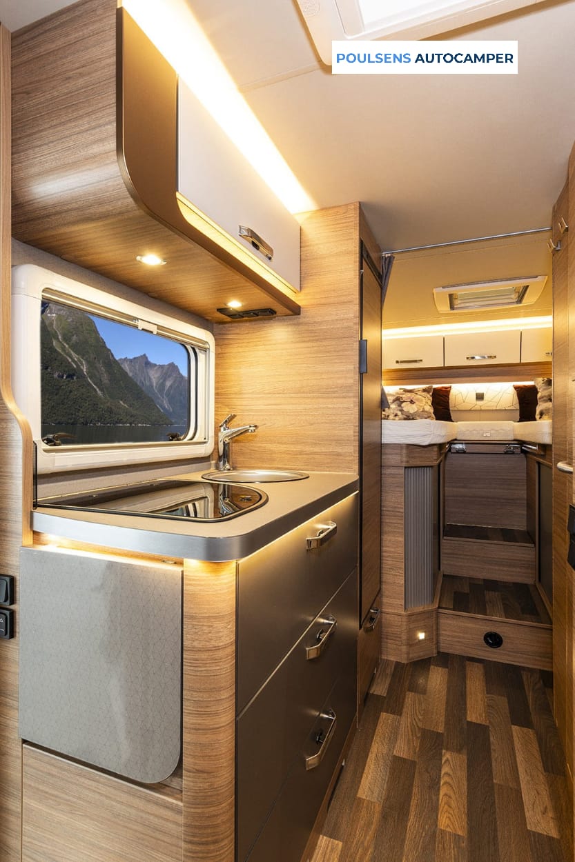 Cuisine du camping-car semi-intégré Weinsberg CaraCompact Pepper 600 MEG 2026 avec réfrigérateur et rangements